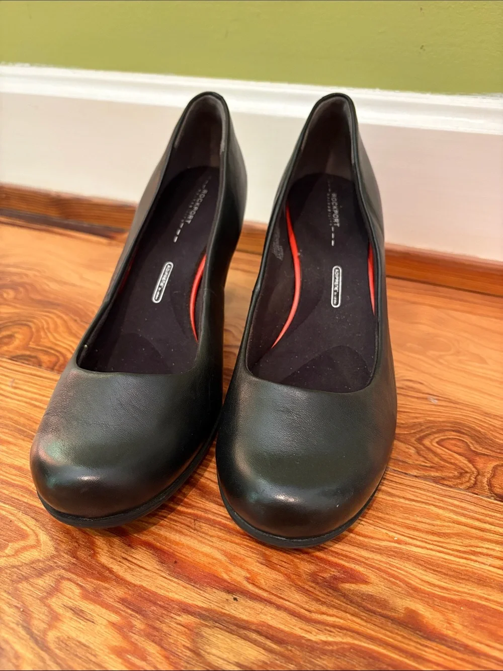 Rockport Black Leather Round-Toe Heels